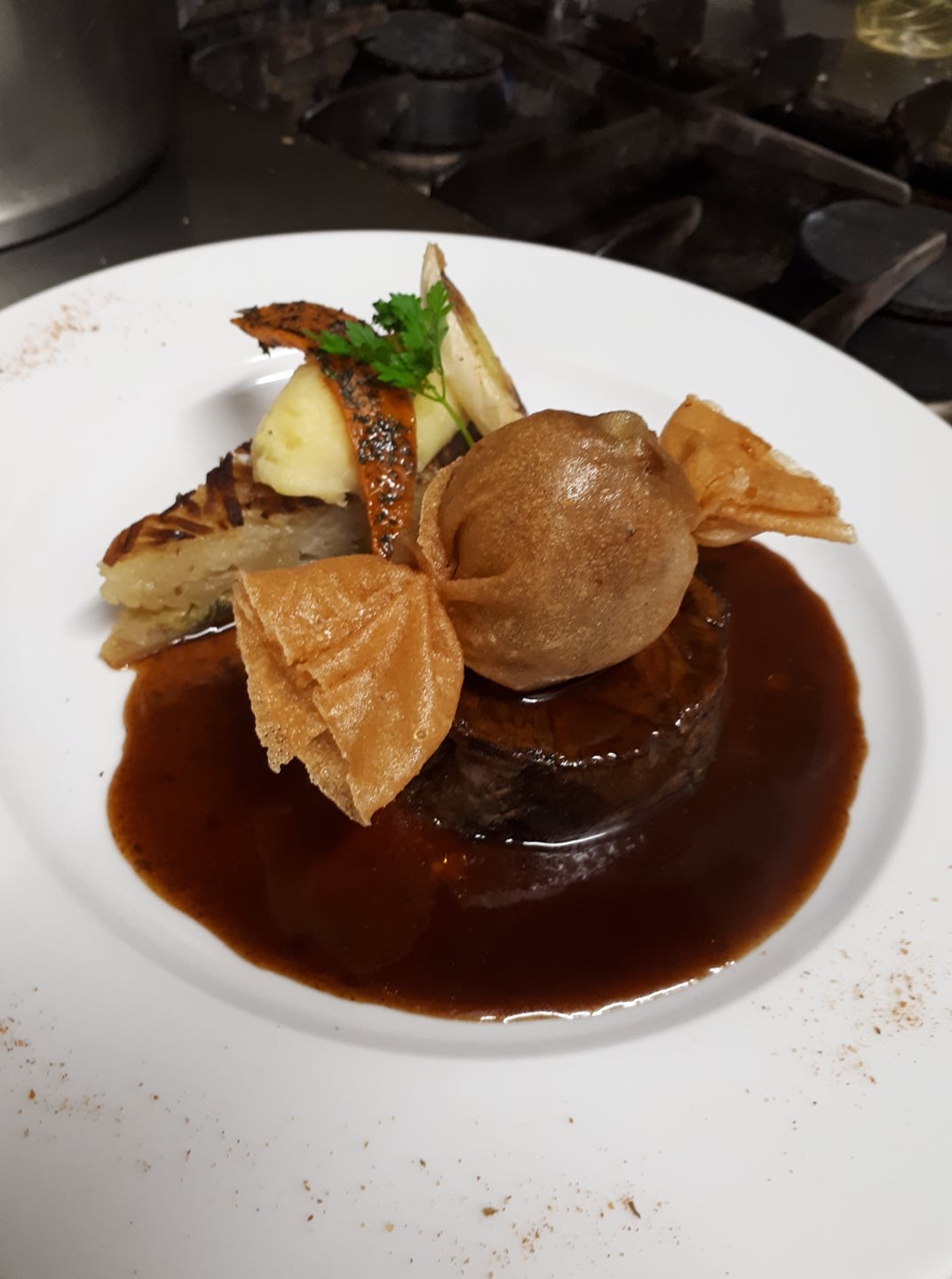 Boeuf confit et bonbon de foie gras